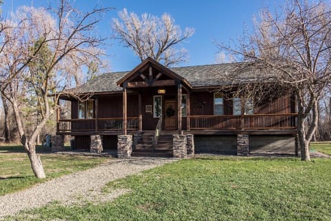 This stunning 3 bedroom cabin is just north of Livingston. - This stunning 3 bedroom cabin is just north of Livingston.