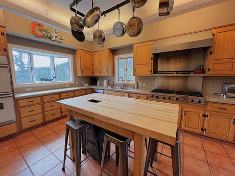 Fully Stocked Gourmet Kitchen