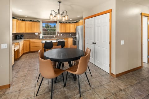 Evergreen Lodge. - Seating for 6 around the kitchen dining table with additional seating for 2 at the kitchen island.