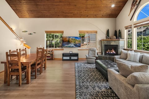 Evergreen Lodge. - Great room with a large smart TV, gas fireplace, and comfortable couches.