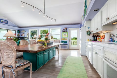 Kitchen - Countertop Dining For 6 - Second Floor