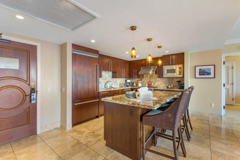 Offering a gourmet chef's kitchen with Viking appliances
                