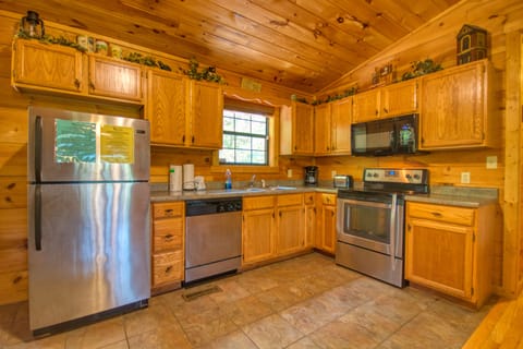 Contemporary Kitchen - This spacious and fully-equipped kitchen will make your meal prep easy and enjoyable.