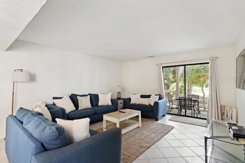 Living Room Side view/balcony