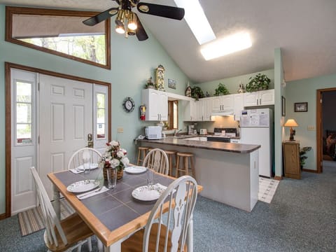 Breakfast Bar and Dining Area - Seating for Seven