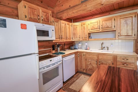 Kitchen w/updated appliances