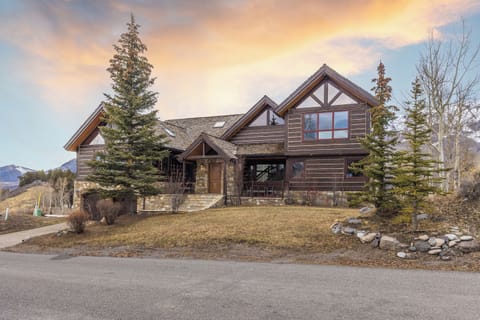 1.00-front-exteriors-lodge-on-the-point- (3)