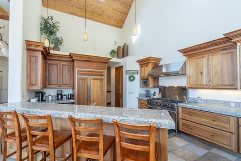 3.2-lodge-point-mountain-village-kitchen2