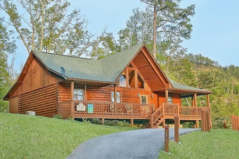 "Buckhead" Pet Friendly Pigeon Forge Cabin Rental! - This luxury cabin rental has everything your family or group of friends could ever ask for in a Smoky Mountain Resort Cabin. If you will be visiting Dollywood on your trip, this cabin has easy access to the #1 attraction in Tennessee.