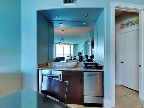 Dining Area - Wet Bar