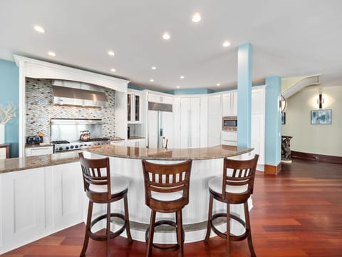 Kitchen Bar- 2nd Floor Living Area