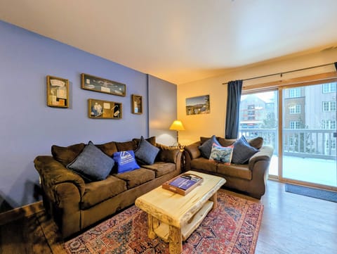 Living room with plenty of space for everyone