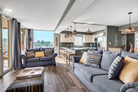 Gorgeous! Shoreline Towers 3021