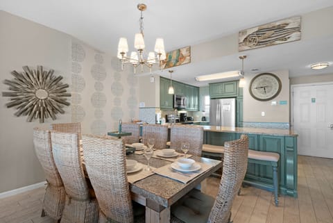 Dining plus eat-in bar seating