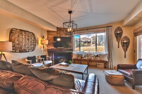 Living Room with Comfortable Furnishings, including a Sofa Sleeper, Gas Fireplace, TV and Mountain Views