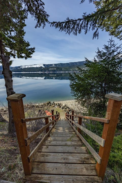Lakefront Mt Retreat | Peaceful Views, Spa/GameRm + Arrive & Leave at 1PM House in Cle Elum Lake