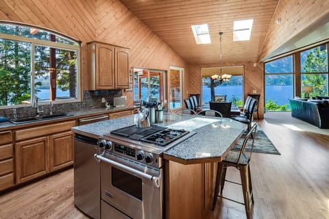 Lakeside - VR 365 - Underneath skylights and vaulted ceilings, the luxury chef’s kitchen opens up to dining room, living room and outdoor decks.