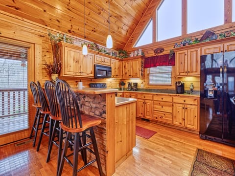 Fully Equipped Kitchen + Breakfast Bar Seating for 4