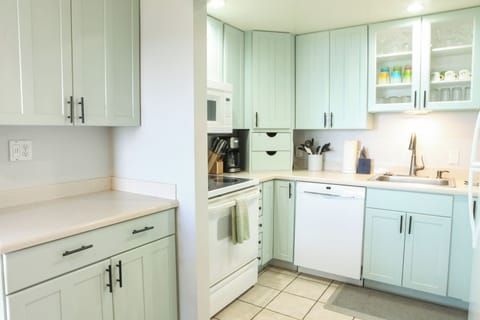 B10 Kihei Sands Beachfront Condominiums - Your kitchen is fully stocked for all your food preparation needs.