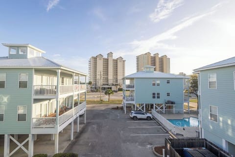 Spinnaker Pointe - Welcome to Spinnaker Pointe. This low density complex only features 10 units total, with 5 buildings of over~under style duplex units. A units are located up one flight of stairs just above parking, and B units are top floor.