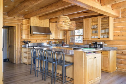 Seating for four at the breakfast bar