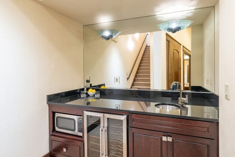 2.8-le-praz-courcheval-mountain-village-bar