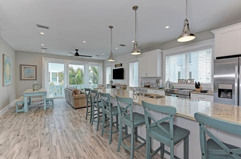 Kitchen island has seating for  6