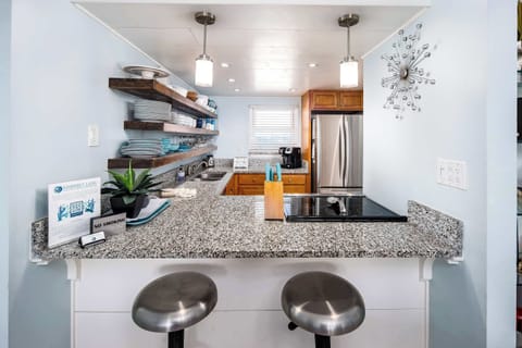 Kitchen with breakfast bar