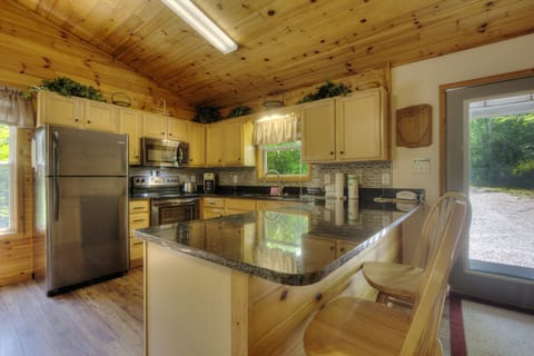 Great Kitchen - Dine at the bar or enjoy conversation while meals are prepared in this fully-equipped kitchen.