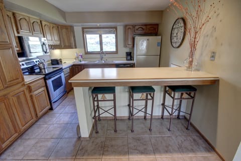 Kitchen with breakfast bar