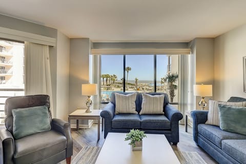 Living room with views over the pool