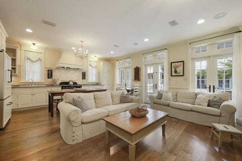 LUXURY HOME- OPEN AND COMMUNAL, SLEEPS 14 GUESTS