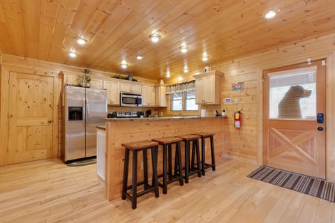Breakfast Bar and Kitchen