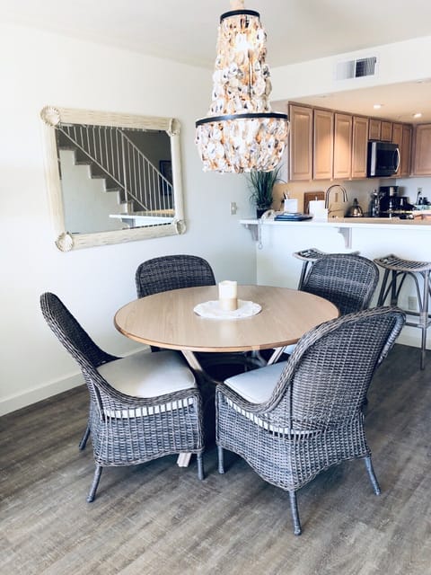 dining table with 4 chairs, two bar stools at the breakfast bar