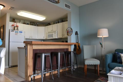 Dunes 307 - Eating bar viewed from the living room