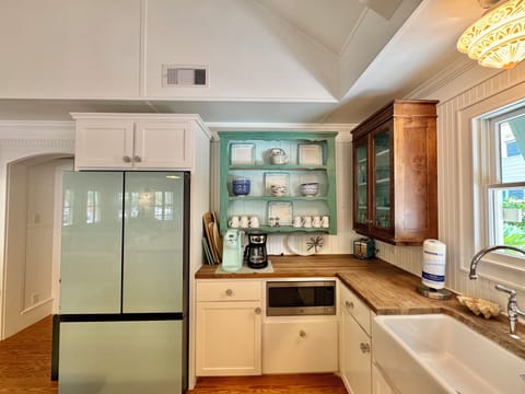 FULLY EQUIPPED, MODERN, COASTAL KITCHEN