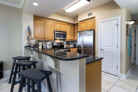 Kitchen with breakfast bar