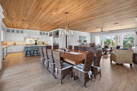 Sunreal - Destiny West - Dining Area