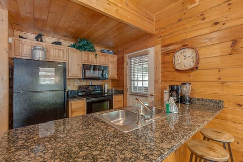 Fully Equipped Kitchen - Explore the many culinary opportunities in this kitchen. Whether you are looking to prepare a full meal or to warm up leftovers, this kitchen has everything you could possibly need. 
