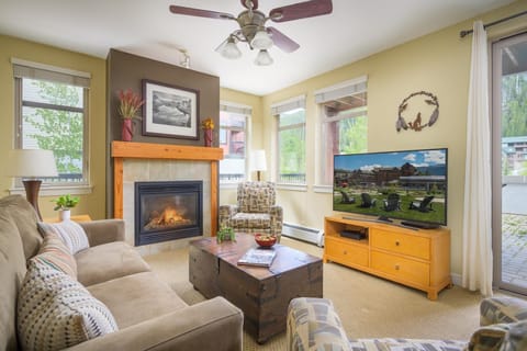 Welcome to Fraser Crossing 3326 - a bright two bedroom condo just steps from the slopes