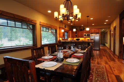 A great dining room table to seat your whole group.