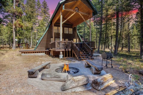 Roger Dodger ~ covered hot tub on the deck and fire pit to enjoy (please bring your own wood)