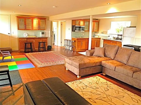 2nd large open plan living room area downstairs 
easily self contained & private