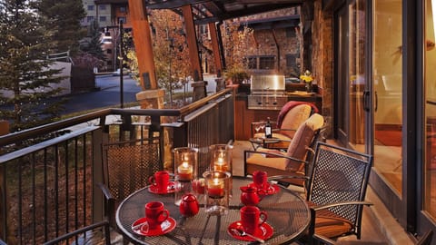 Patio with built in viking grill