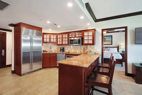 Fully equipped kitchen with bar seating