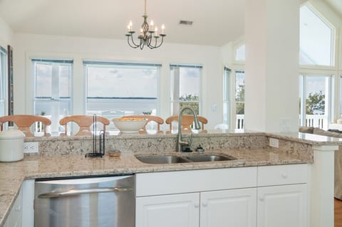 SG3: Links End | Top Level Kitchen