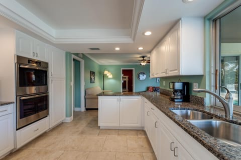 From early morning mimosas to late-night snacks, this kitchen hums with life and effortless style.