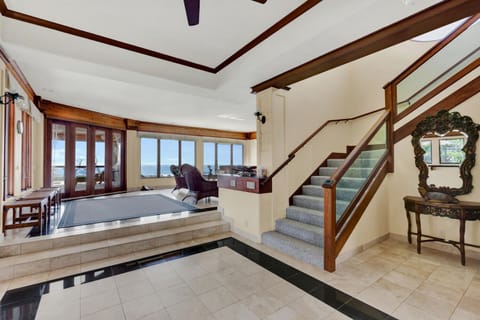 Entryway - As you walk in you see Ocean Views!