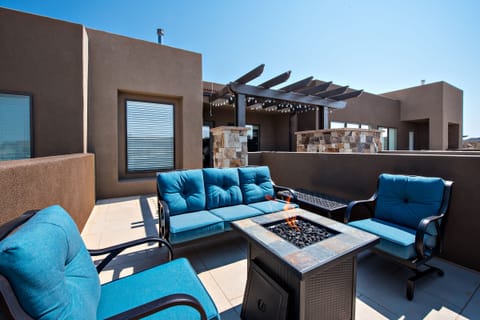 Patio Furniture and Fire-pit - Stay warm next to the fire-pit and relax while watching the sunset over the red mountains.