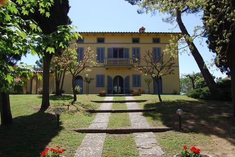 Plant, Sky, Building, Property, Window, Botany, Tree, House, Grass, Land Lot